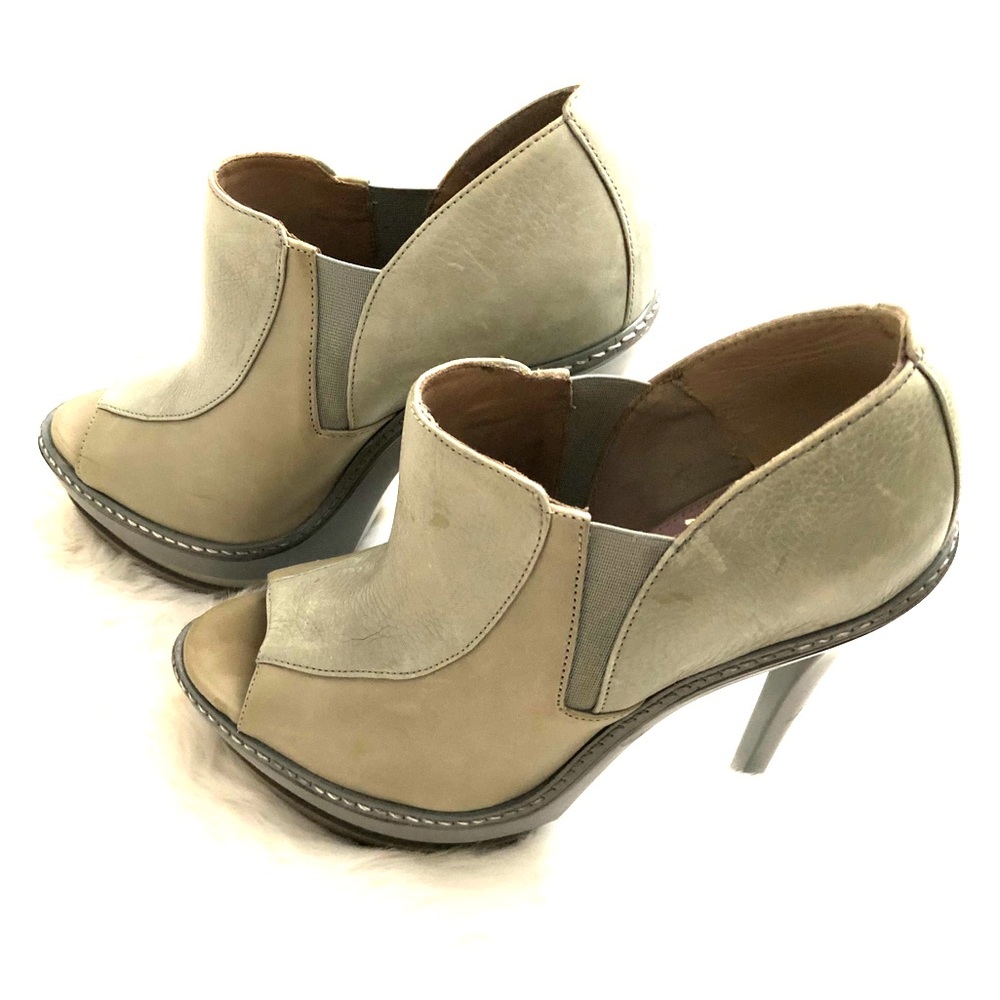 Grey multi colored bootie
